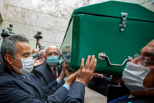 chp-genel-merkezi-bekir-coskunun-cenazesinde-kilicdarogluyla-yan-yana-saf-tutan-muharrem-inceye-sansur-uyguladi-1603201911670.jpg CHP Genel Merkezi, Bekir Coşkun'un cenazesinde Kılıçdaroğlu'yla yan yana saf tutan Muharrem İnce'ye sansür uyguladı-5