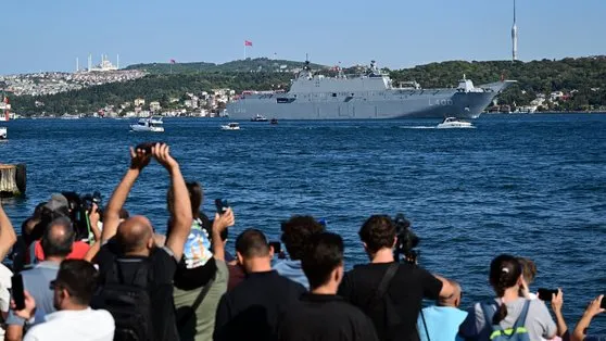 Zafer ayında Boğaz’da gövde gösterisi! TCG Anadolu ve Atatürk’ün mirası TCG Savanora İstanbul Boğazı’ndan geçti