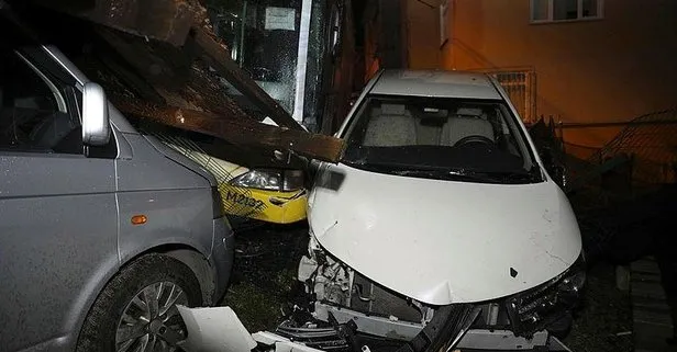 Beykoz’da İETT’ye bağlı özel halk otobüsü park halindeki araçlara çarptı
