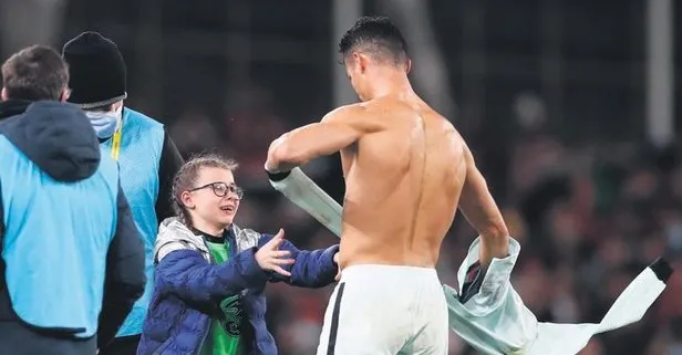 Mutluluğun fotoğrafı! Ronaldo ve minik taraftar geceye damga vurdu