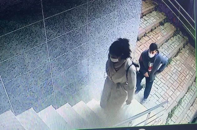 Son dakika: Alışveriş poşetleriyle evine girmek isteyen Afrikalı kadın kapkaça uğradı