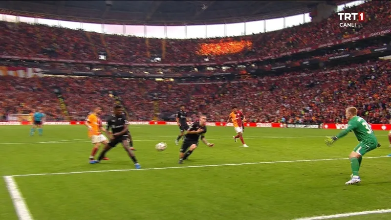 galatasaray-elfsborg-macinda-penalti-bekledi-iste-o-an-1729696112864.jpg