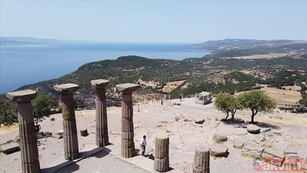 Assos Assos, Tarihi Atmosferi Ve Taş Sokaklarıyla Huzurlu Bir Kaçış Arayan Öğrenciler İçin İdeal Bir Rota. Denizin Hemen Kıyısında Antik Limanda Yürüyüş...