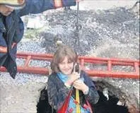 Yer yarıldı içine düştü