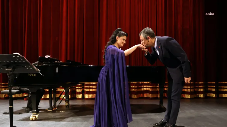 Türkiye düşmanı Pervin Chakar'ın elini öpen Özgür Özel: "Onurumdur gururumdur"