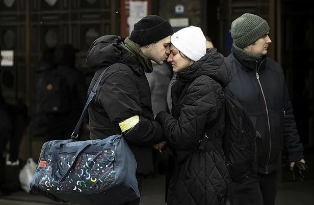 Dakika dakika Rusya-Ukrayna savaşı! Peş peşe yaptırım kararları! Zelenskiy'den 'savaşacağız' çıkışı...-8