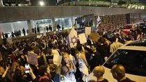 İsrailliler Tel Aviv’de sokaklara döküldü! Hükümetten ateşkes anlaşmasını imzalamasını talep etti