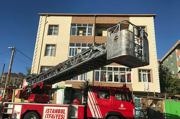 İstanbul'da yangın paniği! Son anda kurtarıldılar
