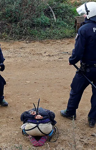 Alman polisi Hambach Ormanı'ndaki çevrecileri yaka paça dışarı attı