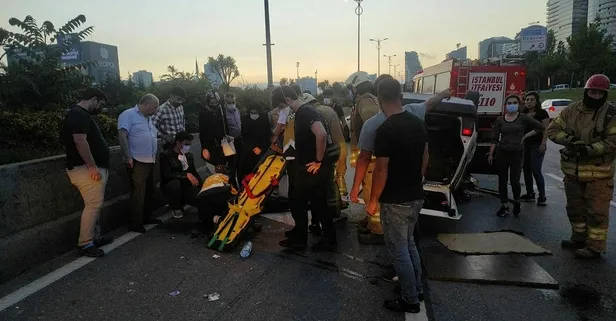 Bağcılar'da motosiklete çarpmamak için hamle yapan otomobil takla attı! Yaralılar var...