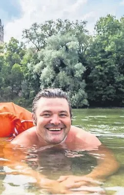 Trafikten bıktı işe yüzerek gidiyor