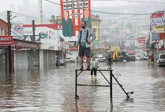 hava-durumu-i-meteoroloji-cok-sayida-kentler-icin-alarm-verdi-gok-gurultulu-saganak-yagisa-dikkat-1694110062564.jpeg HAVA DURUMU I Meteoroloji çok sayıda kent için alarm verdi! Gök gürültülü sağanak yağışa dikkat: Ani sel, su baskını, yıldırım...-11