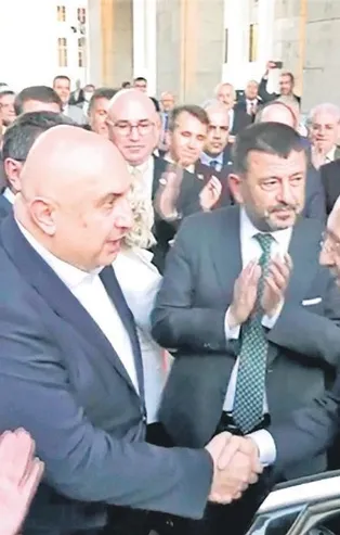 Kemal Kılıçdaroğlu'nun ‘Ya bana katılın ya da yolumdan çekilin’ resti 6'lı masayı dağıttı! Adaylığını ilan etti