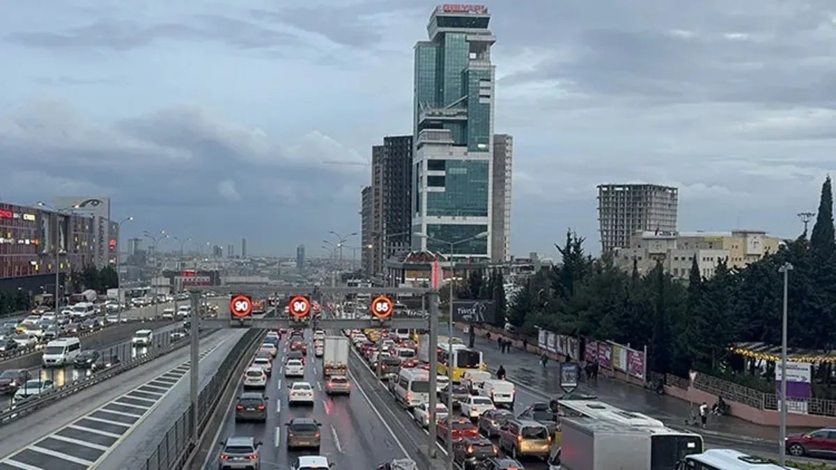 İstanbul'da bugün bu yollar trafiğe kapanıyor: İşte tam liste ve alternatif güzergahlar