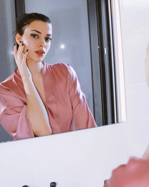 Defne Samyeli'nın 17 yaşındaki kızı Derin Talu erkek arkadaşı küfür kıyamet! Kameralara saldırdı ortalık karıştı-2