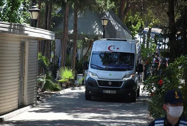 Antalya'da biyolojik babanın tespiti için 18 yıllık mezar açıldı-1