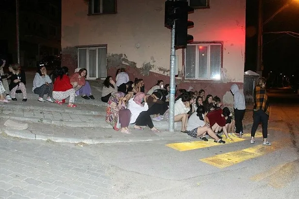 Balıkesir'deki deprem sonrası geceyi dışarıda geçirenler günün ilk ışıklarıyla evlerine döndü! Panik anları kamerada-4