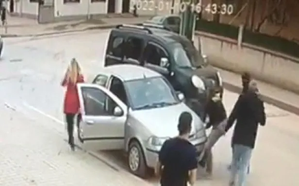 yer-bursa-inegol-yaya-gecidinden-karsiya-gecmeye-calisan-dede-ve-torununa-araba-carpti-1641855434434.jpeg Yer: Bursa İnegöl... Yaya geçidinden karşıya geçmeye çalışan dede ve torununa araba çarptı-3