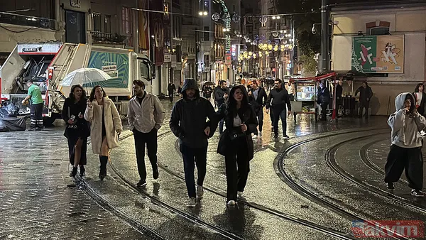 İstanbul'da yağmur etkisi! İstiklal'i su bastı Vatan Caddesi'nde yol çöktü... En çok o ilçeye yağdı - 18