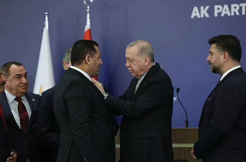 Başkan Erdoğan, partisinin genel merkezinde düzenlenen Grup Toplantısı'na katıldı. Erdoğan, partisine katılan yeni üyelere rozetlerini taktı, hatıra fotoğrafı çektirdi. (AA)