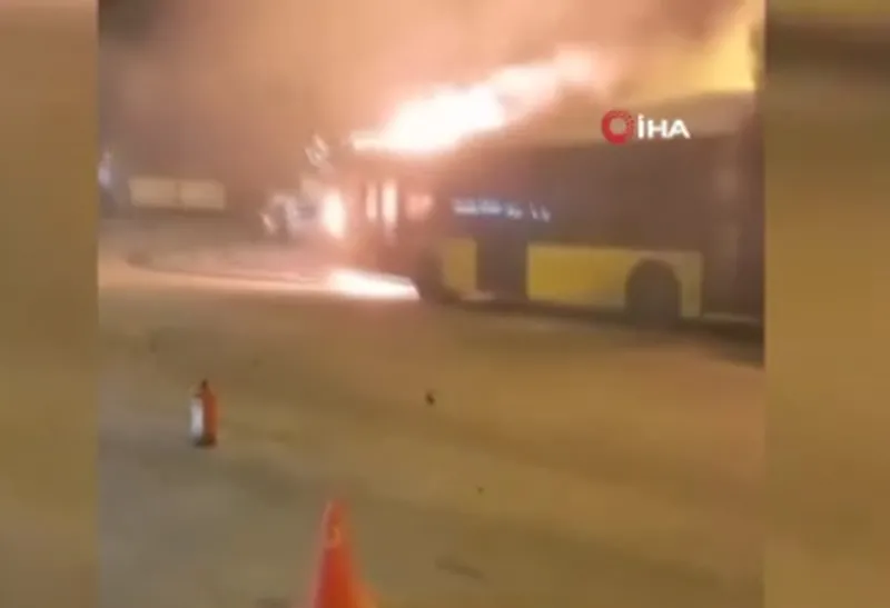 Büyükçekmece'de İETT yangını (İHA)