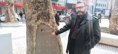 chpli-ibbnin-asirlik-cinarlari-katletmesine-ilce-sakinleri-isyan-etti-ataturk-fotograflarini-kaldirdilar-simdi-1647657038198.jpeg CHP'li İBB'nin rezaletine ilçe sakinleri isyan etti: Atatürk fotoğraflarını kaldırdılar, şimdi çınarları katlettiler-8