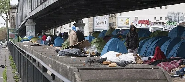 Paris’te köprü altındaki sığınmacılara operasyon