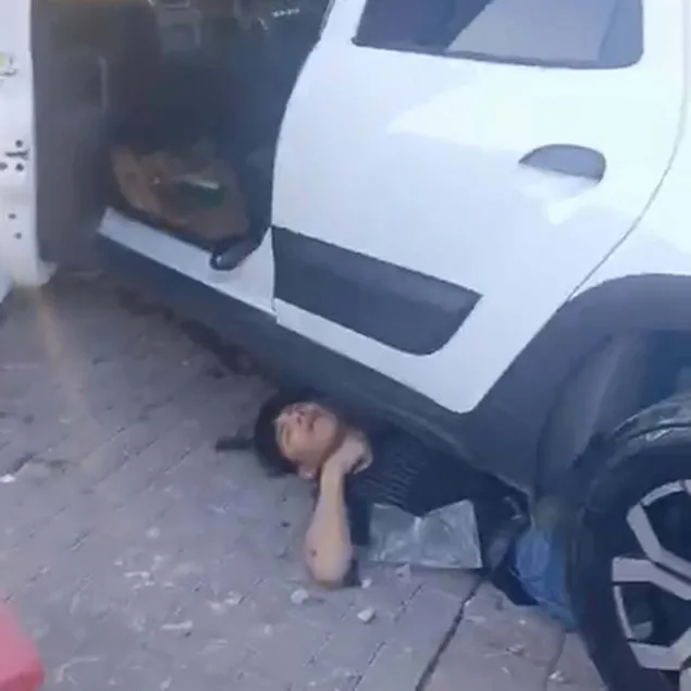 Ciple yayaların arasına daldı