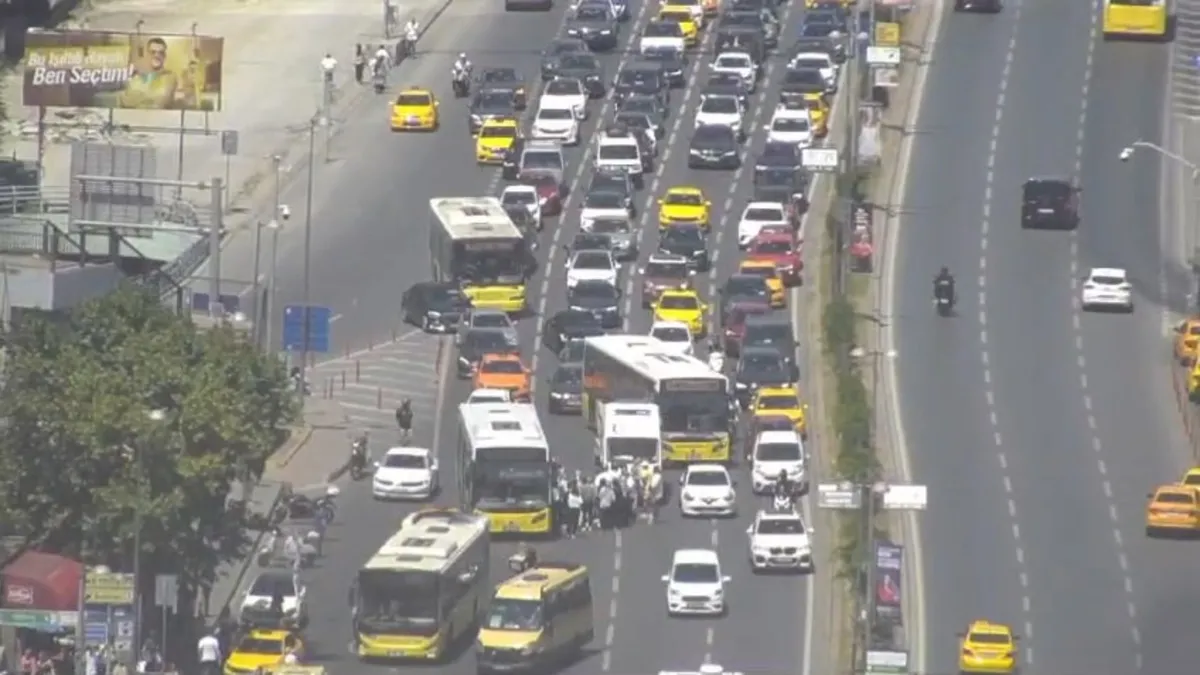 Şişli'de motosiklet artçısı sara nöbeti geçirip İETT otobüsünün önüne düştü!