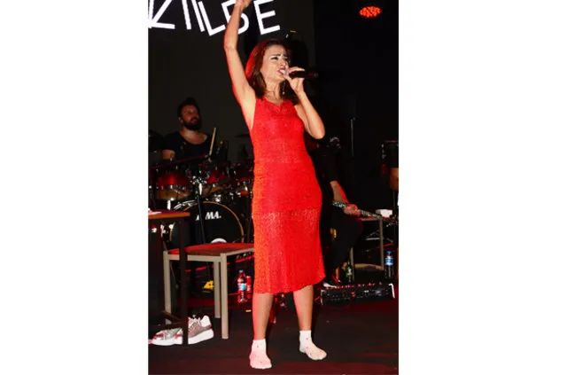 Yıldız Tilbe çoraplarıyla sahnede - 3