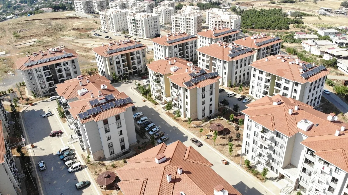devlet-destegiyle-yuvasina-kavusan-depremzedelerden-haluk-levente-tepki-1784031684495.jpeg Yeni yuvasına kavuşan depremzedelerden Haluk Levent'e tepki: Devletimiz varken onlar hiçbir şey-4