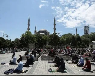 Maskeli mesafeli ilk Cuma namazı