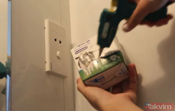 Süt kutusunu ortadan ikiye bölüp ardından kutuyu fiş yakınında bir yere yapıştırın.