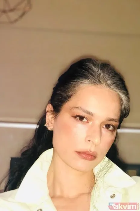 Doğallık Akımına Şafak Pekdemir De Katıldı Ekranlarda Farklı Rollerle İzlediğimiz Şafak Pekdemir, Estetik Kaygıların Ötesine Geçerek Yaş Almanın Getirdiği Doğal...