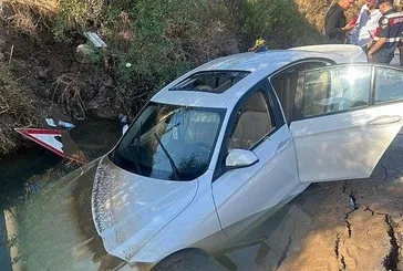 Bodrum'da isale hattı patladı: Çukura otomobil düştü!