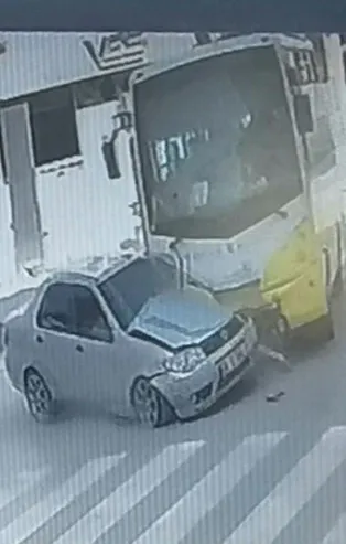 Bursa'da halk otobüsü kırmızı ışıkta geçen otomobili biçti