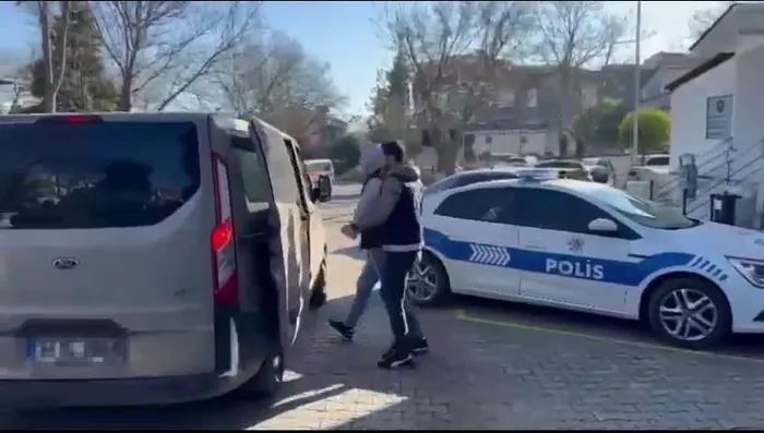 temde-tehlike-motosikleti-sikistiran-kamyonet-soforu-gozaltina-alindi-1703168872143.jpg TEM'de tehlike! Motosikleti sıkıştıran kamyonet şoförü gözaltına alındı-4