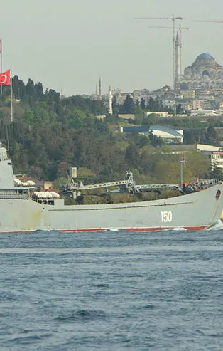 Rus askeri gemisi İstanbul Boğazı'ndan geçti