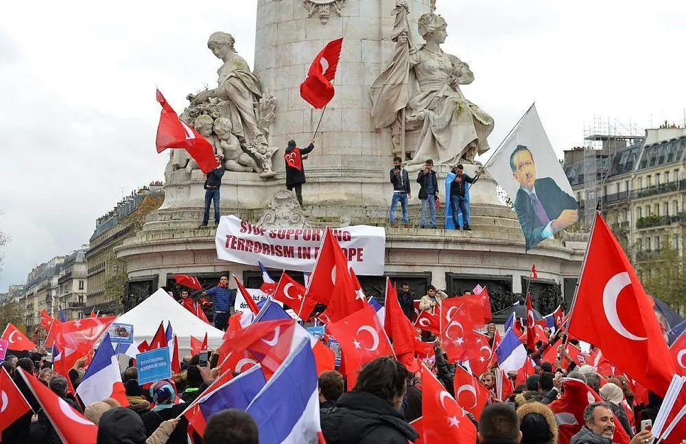 PKK'lı kalleşler Türk mitingine saldırdı-3