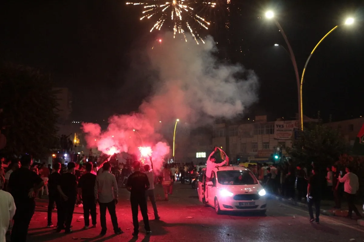 1789969349026.jpeg Amedspor'un galibiyet kutlamalarında yangın! 3 iş yeri ve 1 araç yandı: 1 itfaiye eri yaralandı-6
