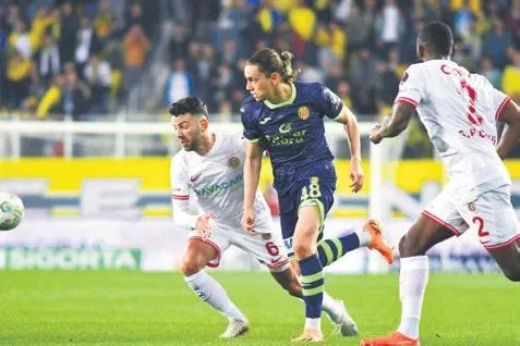 kadikoyde-dev-kapisma-fenerbahce-ile-trabzonspor-kozlarini-paylasacak-1684367498131.jpeg Kadıköy’de dev kapışma: Fenerbahçe ile Trabzonspor kozlarını paylaşacak!-13
