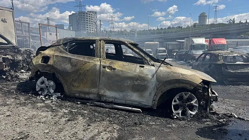 Alevlerin sıçradığı araçlar küle döndü. (AA)