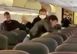 Rusya’da yolcu uçağında ‘sosyal mesafe’ kavgası böyle görüntülendi!