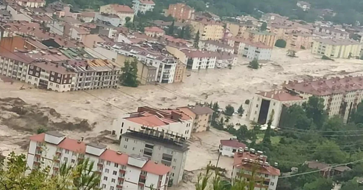 Kastamonu’da sel felaketi: Evler sular altında kaldı yollar kapandı araçlar sürüklendi