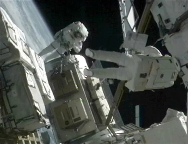 Çin'in uzay istasyonundaki taykonot ekibi 6 aylık görev sonrası Dünya'ya döndü-4