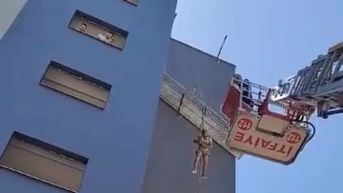 Mersin'de korkutan iş kazası! Havada asılı kaldı!