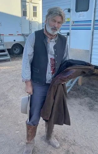 Alec Baldwin, film çekimi sırasında silahını ateşledi! Görüntü yönetmeni can verdi...