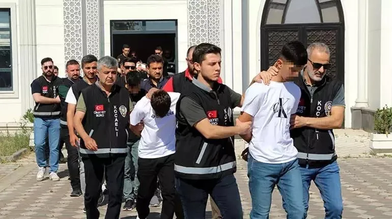 mudur-yardimcisi-mahir-cogac-cinayetinde-yeni-gelisme-8-kisi-tutuklandi-1719841929593.jpeg Müdür yardımcısı Mahir Çoğaç cinayetinde yeni gelişme: 8 kişi tutuklandı! Ayrıntılar ortaya çıktı-6