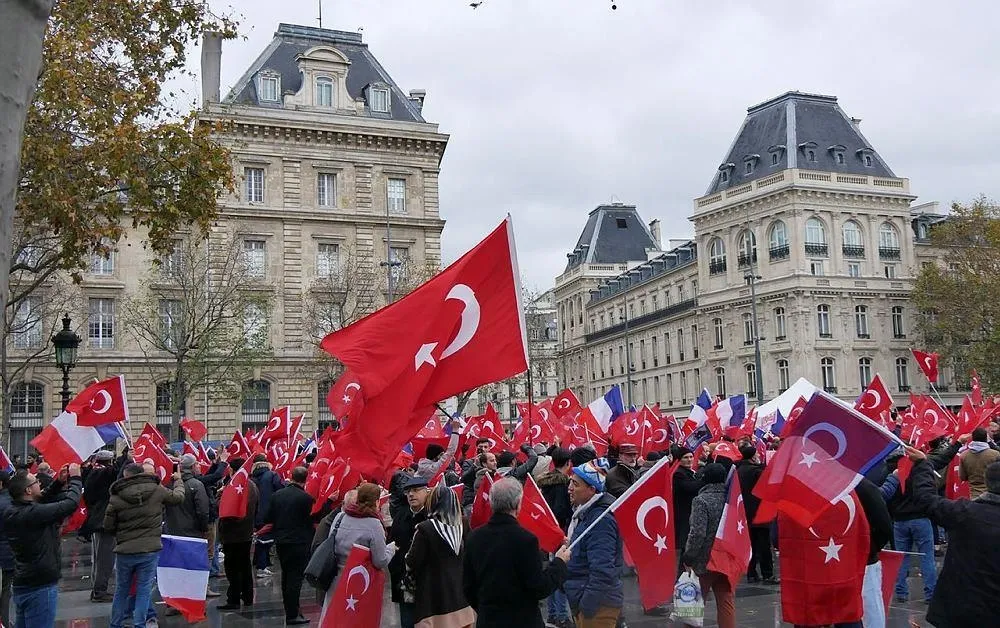 PKK'lı kalleşler Türk mitingine saldırdı-2
