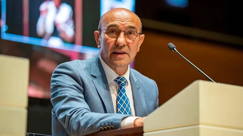 izmirde-ustu-cizilen-chpli-tunc-soyer-partisini-bombaladi-degisim-sloganinin-altinin-bosaltilarak-umutlarin-so-1708792472514.jpeg Fondaş Halk TV'de CHP'ye İzmir isyanı! Yandaş Emin Çapa: İzmirliler muhalefetten bezmiş durumda-2